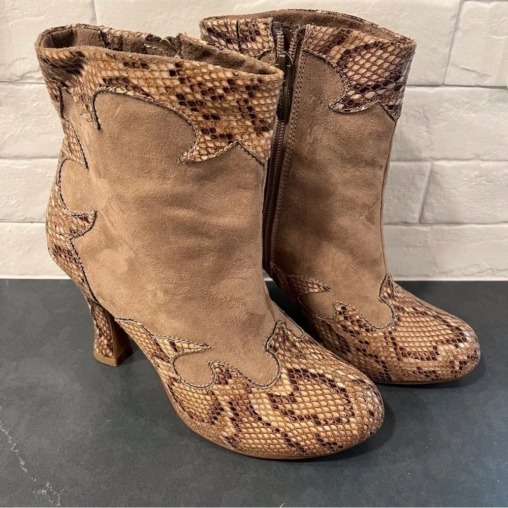 Tamaris sz 40 US 9.5-10 tan snakeprint faux leather heeled booties
